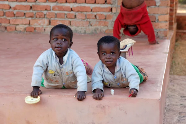 Sourire à l'Afrique-Le sourire d'espoir sur les visages de l'enfant africain — Photo