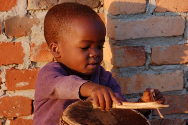 Sourire à l'Afrique-Le sourire d'espoir sur les visages de l'enfant africain — Photo