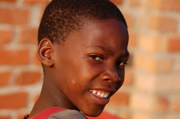 Sorriso para a África - O sorriso da esperança nos rostos da criança africana — Fotografia de Stock