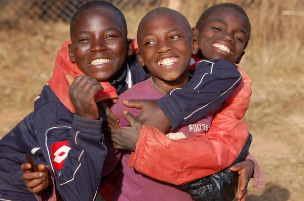 Sorriso all'Africa-Il sorriso di speranza sui volti dei bambini africani — Foto Stock