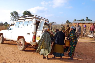 Associa Franciscan Friars yardımcı olmak için müdahale