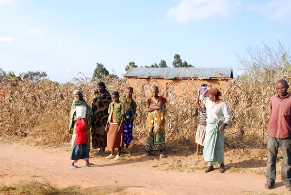 Вмешательство в помощь францисканским братьям ассоциации Маваки в Танзании-Африке — стоковое фото