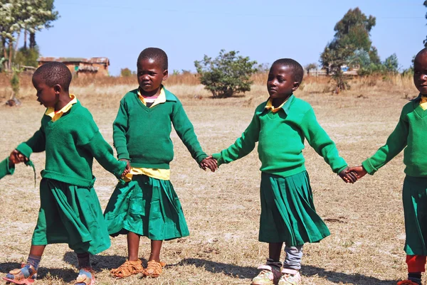 Le jeu des enfants de la maternelle du village de Pomerini-Tan — Photo