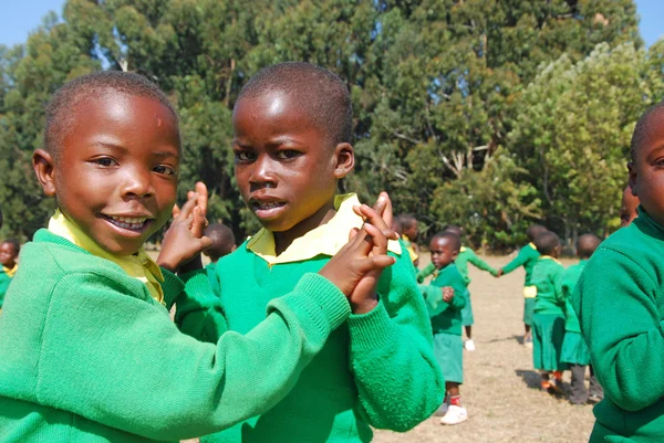 Le jeu des enfants de la maternelle du village de Pomerini-Tan — Photo