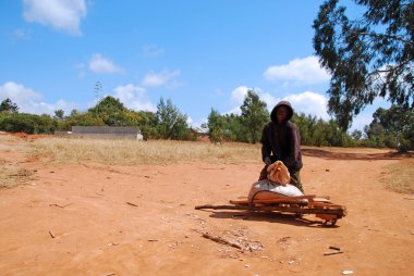 Onun el arabası ile çalışmak için bir Afrikalı Çocuk
