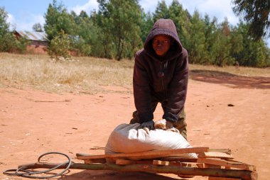 Onun el arabası ile çalışmak için bir Afrikalı Çocuk