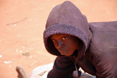 Onun el arabası ile çalışmak için bir Afrikalı Çocuk