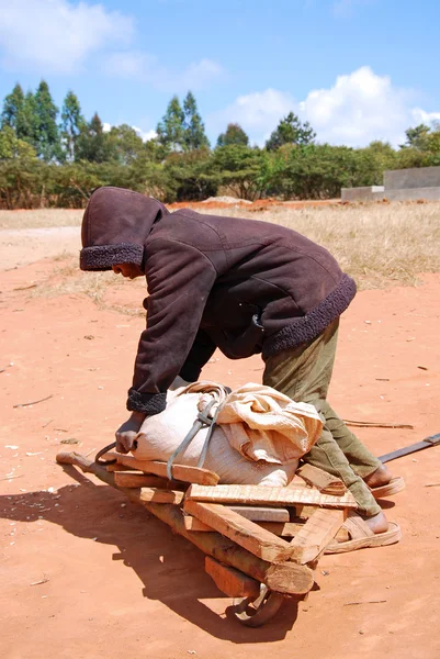 Jedno afrykańskie dziecko do pracy z jego taczki — Zdjęcie stockowe