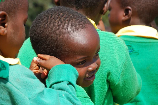 O jogo de crianças do jardim de infância da aldeia de Pomerini-Tanzânia — Fotografia de Stock