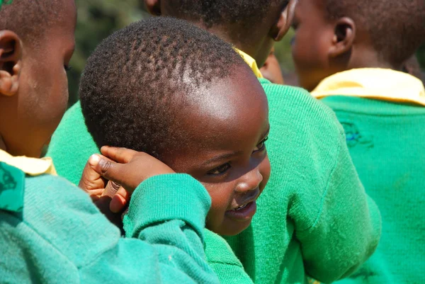 El juego de los niños del jardín de infantes de la aldea de Pomerini-Tanzania — Foto de Stock