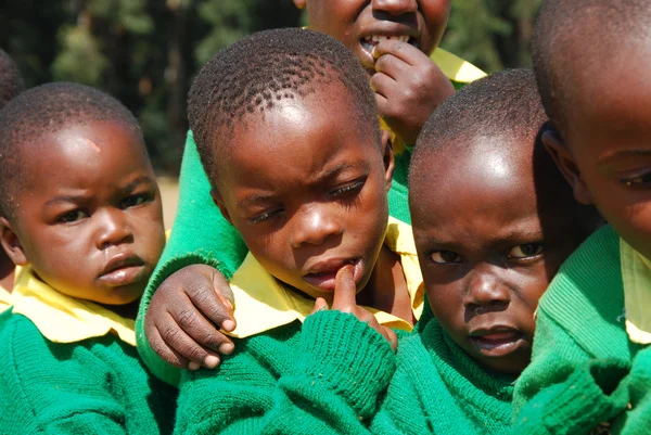 Pomerini-Tansanian kylän lastentarhan lasten näytelmä — kuvapankkivalokuva