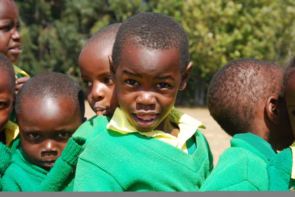 Le jeu des enfants de la maternelle du village de Pomerini-Tanzanie — Photo