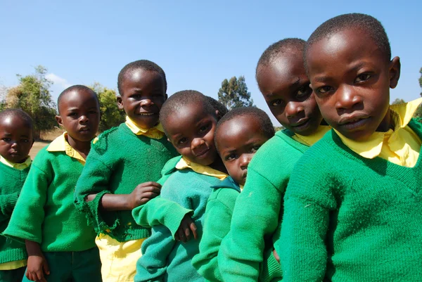 El juego de los niños del jardín de infantes de la aldea de Pomerini-Tanzania — Foto de Stock