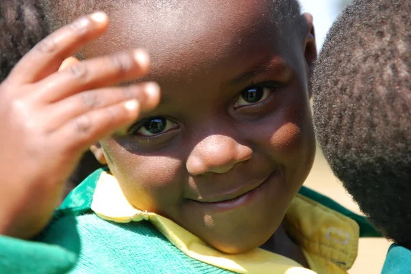 Il gioco dei bambini dell'asilo del Villaggio di Pomerini-Tanzania — Foto Stock