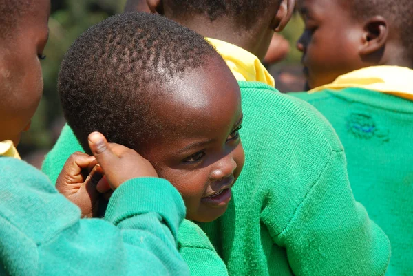 Il gioco dei bambini dell'asilo del Villaggio di Pomerini-Tanzania — Foto Stock