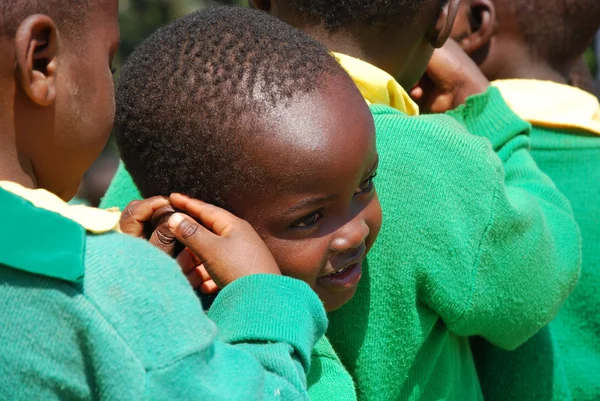 Il gioco dei bambini dell'asilo del Villaggio di Pomerini-Tanzania — Foto Stock