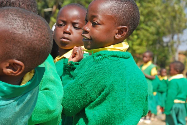 El juego de los niños del jardín de infantes de la aldea de Pomerini-Tanzania —  Fotos de Stock