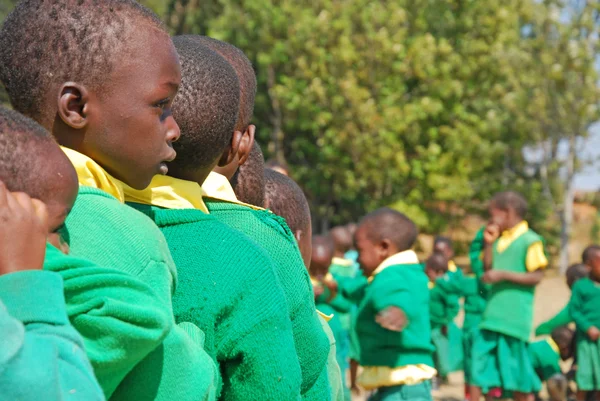 El juego de los niños del jardín de infantes de la aldea de Pomerini-Tanzania —  Fotos de Stock