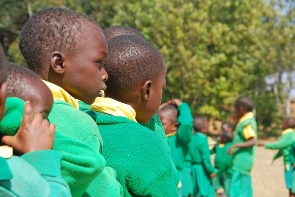 O jogo de crianças do jardim de infância da aldeia de Pomerini-Tanzânia — Fotografia de Stock
