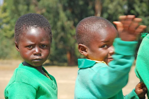 El juego de los niños del jardín de infantes de la aldea de Pomerini-Tanzania — Foto de Stock