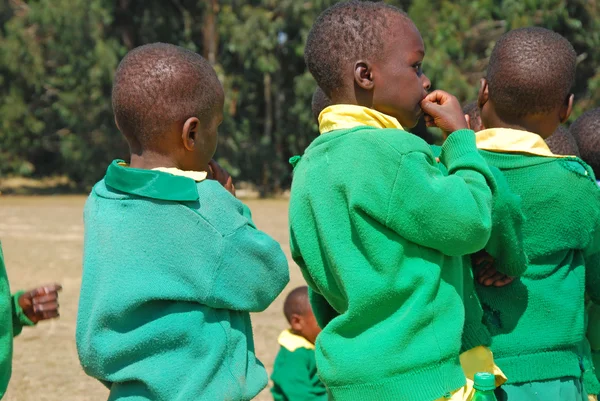 Het spel van kleuterschool kinderen van het dorp van Pomerini-Tanzania — Stockfoto