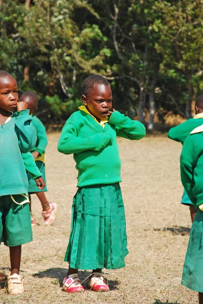 El juego de los niños del jardín de infantes de la aldea de Pomerini-Tanzania — Foto de Stock