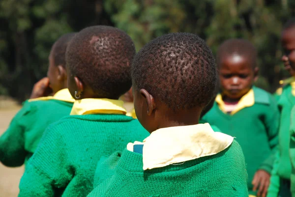 Het spel van kleuterschool kinderen van het dorp van Pomerini-Tanzania — Stockfoto