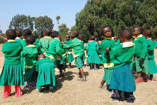 El juego de los niños del jardín de infantes de la aldea de Pomerini-Tanzania —  Fotos de Stock