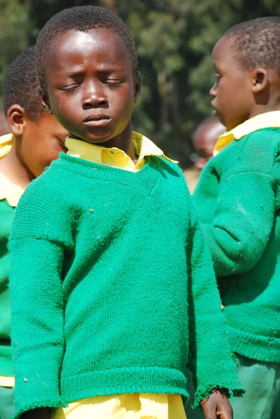Das spiel der kindergartenkinder des dorfes pomerini-tansania — Stockfoto
