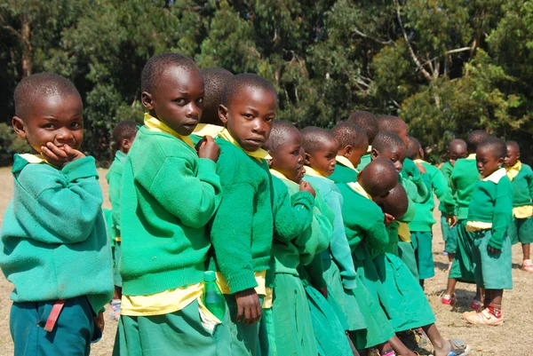 El juego de los niños del jardín de infantes de la aldea de Pomerini-Tanzania —  Fotos de Stock