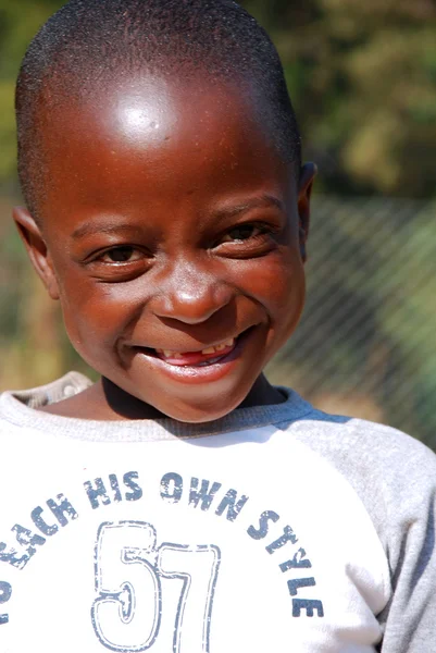 Los niños africanos que sufren de SIDA seguido por la organización sin fines de lucro — Foto de Stock