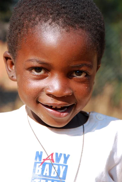 Afrykańskie dzieci cierpiących na Aids następuje non-profit — Zdjęcie stockowe