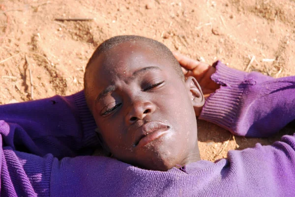 Afrikaanse kinderen die lijden aan Aids gevolgd door de non-profit — Stockfoto
