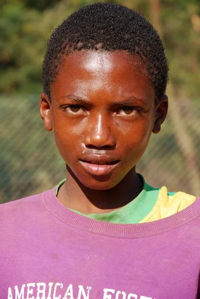 Afrykańskie dzieci cierpiących na Aids następuje non-profit — Zdjęcie stockowe