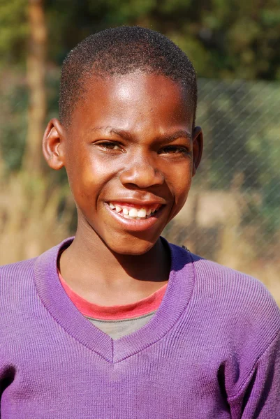 Afrikanische Kinder, die an Aids leiden, gefolgt von Non-Profit-Organisationen — Stockfoto