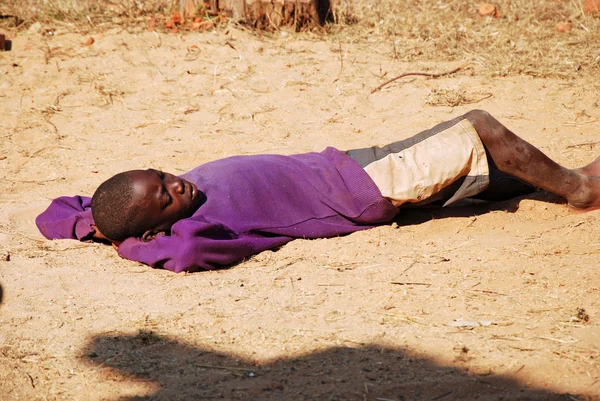 Crianças africanas que sofrem de SIDA, seguidas das sem fins lucrativos — Fotografia de Stock