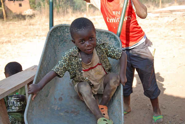 非営利団体に続いてエイズで苦しんでいるアフリカの子供たち — ストック写真