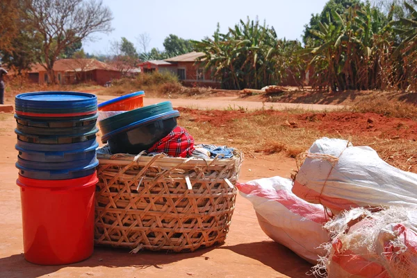 Verschillende goederen op de markt maandelijks op de straten van het dorp — Stockfoto