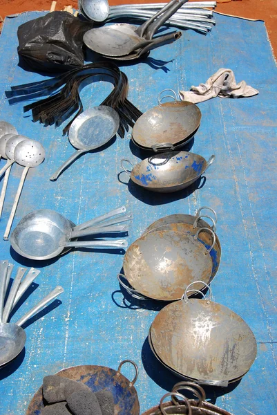 Le vendeur de pots au marché Pomerini-Tanzanie-Afrique — Photo