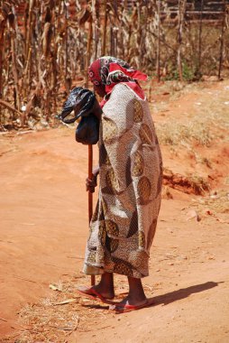 Yaşlı Afrikalı kadın onun geleneksel elbise-Tanzanya-Afrika