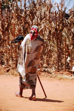 Yaşlı Afrikalı kadın onun geleneksel elbise-Tanzanya-Afrika