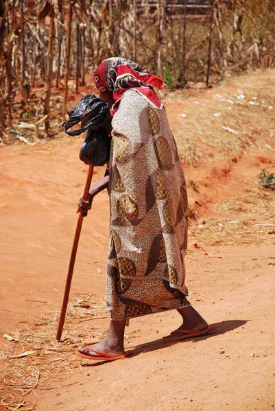 Oudere Afrikaanse vrouw in haar traditionele jurk-Tanzania-Afrika — Stockfoto