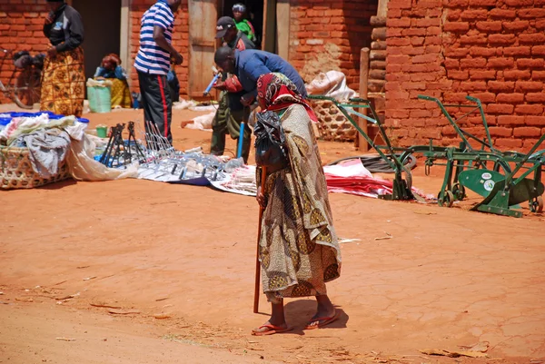 "08.28.2014 "-stará Africká žena ve své tradiční sukni-Tanzanie — Stock fotografie