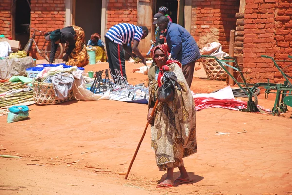 "08.28.2014 "-oude Afrikaanse vrouw in haar traditionele jurk-Tanzania — Stockfoto