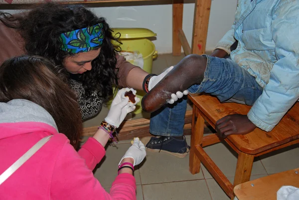 Medical intervention to a mutilated boy-Village Pomerini-Tanzani — Stock Photo, Image