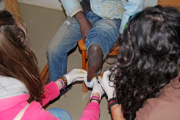 Intervención médica a un niño mutilado-Pueblo Pomerini-Tanzani — Foto de Stock