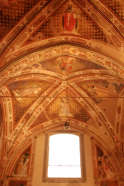 Obrazů a fresek kostela Santa Croce ve Florencii-Toskánsko-Itálie — Stock fotografie