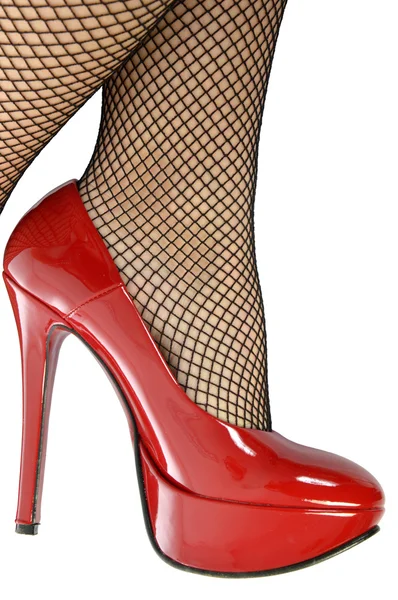 Sapatos vermelhos e meias arrastão — Fotografia de Stock