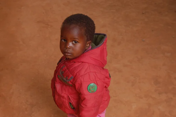 Lo sguardo dell'Africa sui volti dei bambini - Villaggio Pomerini — Foto Stock
