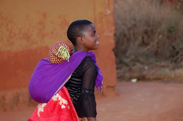 Lo sguardo dell'Africa sui volti dei bambini - Villaggio Pomerini - Tanzania - Africa — Foto Stock